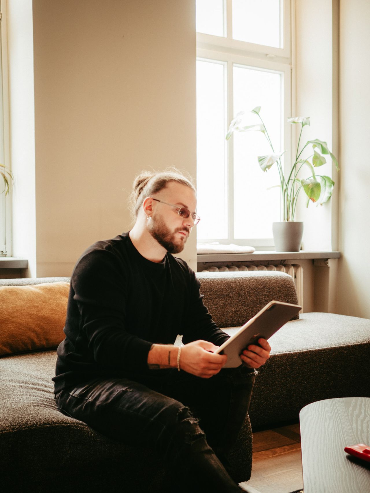 Kacper Mikuła podczas pracy w jasnym gabinecie